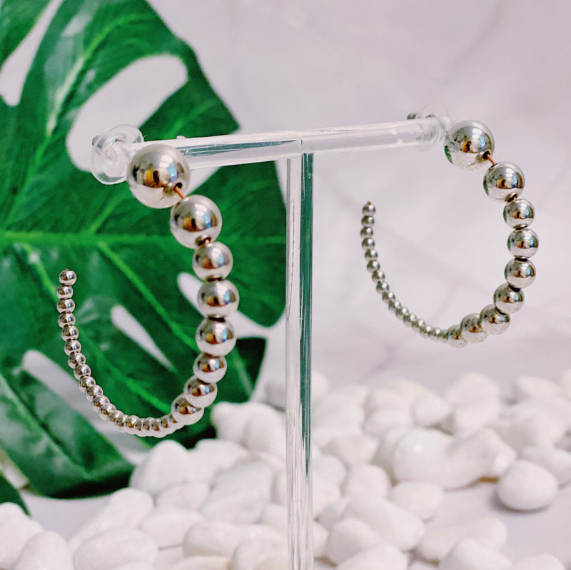 Gradation Bauble Hoop Earrings: Silver